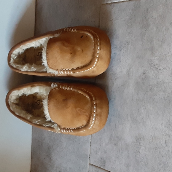 UGG  slipper  size  8 women - Picture 1 of 5